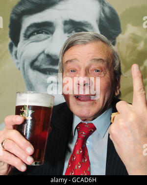 Der ehemalige internationale Cricket-Schiedsrichter Dickie Bird hebt während der Vorstellung des Bieres in der Copper Dragon Brewery in Skipton sein Glas des neuen Copper Dragon Trueman Ale, benannt nach dem Cricketer Fred Trueman aus Yorkshire und England. Stockfoto