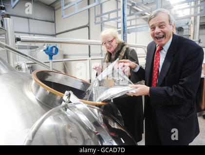 Der ehemalige internationale Cricket-Schiedsrichter Dickie Bird und Veronica Trueman, Witwe von Fred Trueman, fügen beim Start des Copper Dragon's Trueman Ale in der Copper Dragon Brewery in Skipton Hopfen in die Bierherstellung ein. Stockfoto