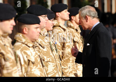 Der Prinz von Wales überreicht im Garten des Clarence House, London, Afghanistan Service Medals an Mitglieder der Queen's Own Yeomanry, der Royal Mercian und Lancastrian Yeomanry, Royal Signals und Royal Electrical and Mechanical Engineers. Stockfoto