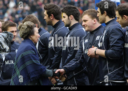 Rugby Union - RBS 6 Nations Championship 2010 - Schottland gegen Frankreich - Murrayfield. Ihre Königliche Hoheit Prinzessin Royal trifft das schottische Team Stockfoto