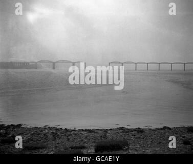 Heute ist die Lücke zu sehen, die die kilometerlange Eisenbahnbrücke über den Fluss Severn zwischen Sharpness und Lydney, Gloucestershire, aus dem Ruder geführt hat. Die Ursache war, als gestern Nacht ein Öltanker auf die Brücke schlug. Der Tanker schlug dann auf ein anderes Ölschiff und explodierte. Fünf Mitglieder ihrer Crew werden heute gesucht. Stockfoto