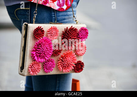 Streetstyle außerhalb Chanel Show - Paris Fashion Woche Haute Couture Herbst/Winter 2016-2017 Stockfoto