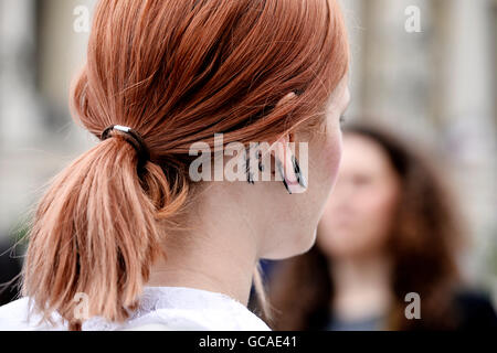 Streetstyle außerhalb Chanel Show - Paris Fashion Woche Haute Couture Herbst/Winter 2016-2017 Stockfoto