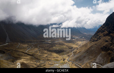 Blick von Nord Yongas Landschaft mit tiefhängenden Wolken, La Paz, Bolivien. Stockfoto