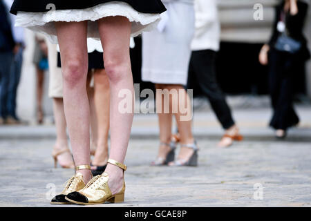 Streetstyle außerhalb Chanel Show - Paris Fashion Woche Haute Couture Herbst/Winter 2016-2017 Stockfoto