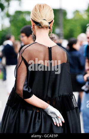 Streetstyle außerhalb Chanel Show - Paris Fashion Woche Haute Couture Herbst/Winter 2016-2017 Stockfoto