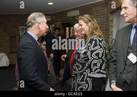 Der Prinz von Wales trifft Gäste während eines Besuchs des Warrior-Programms in der Sir Oswald Stoll Foundation, Fulham, London. Das Programm ist ein dreitägiger Therapiekurs, der sich mit emotionalen und psychischen Traumata befasst. Stockfoto