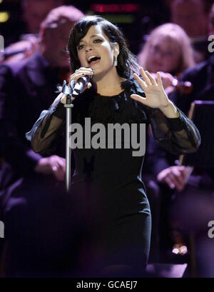 EXKLUSIV FÜR PRESSEVERBÄNDE. NUR FÜR REDAKTIONELLE ZWECKE. Lily Allen auf der Bühne für eine Sonderaufführung beim BBC Children in Need Rocks Konzert in der Royal Albert Hall in West London. Stockfoto