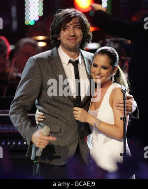 EXKLUSIV FÜR PRESSEVERBÄNDE. Gary Lightbody von Snow Patrol tritt mit Cheryl Cole beim BBC Children in Need Rocks-Konzert in der Royal Albert Hall im Westen Londons auf. Stockfoto