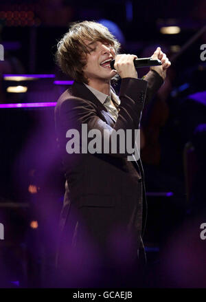 EXKLUSIV FÜR PRESSEVERBÄNDE. NUR FÜR REDAKTIONELLE ZWECKE. Paolo Nutini tritt mit Shingai Shoniwa beim BBC Children in Need Rocks-Konzert in der Royal Albert Hall in West-London auf. Stockfoto