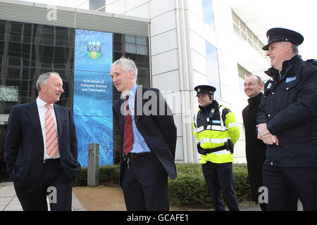 Justizminister Dermot Ahern (links) und Dr. Joe McCarthy unterhalten sich mit Gardai, als sie das UCD College State of the Art Cybercrime Center in Belfield, Dublin, verlassen. Stockfoto