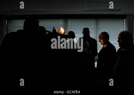 Justizminister Dermot Ahern (rechts) untersucht einige Hi-Tech-Geräte im UCD College State of the Art Cybercrime Center in Belfield, Dublin. Stockfoto