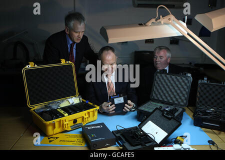 Justizminister Dermot Ahern (Mitte), Dr. Joe McCarthy (links) und Detective Supt Eugene Corcoran vom Garda Bureau Fraud Investigation untersuchen einige Hi-Tech-Geräte im UCD College State of the Art Cybercrime Center in Belfield, Dublin. Stockfoto