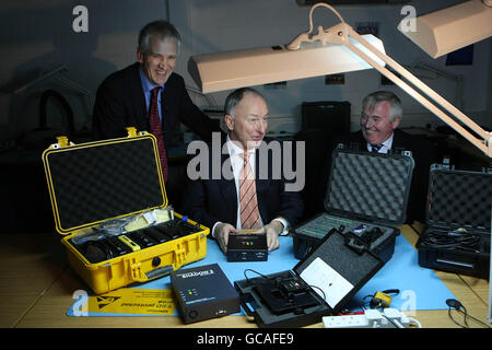 Justizminister Dermot Ahern (Mitte), Dr. Joe McCarthy (links) und Detective Supt Eugene Corcoran vom Garda Bureau Fraud Investigation untersuchen einige Hi-Tech-Geräte im UCD College State of the Art Cybercrime Center in Belfield, Dublin. Stockfoto