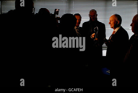 Justizminister Dermot Ahern (rechts) wird von den Medien interviewt, während er einige Hi-Tech-Geräte im UCD College State of the Art Cybercrime Center in Belfield, Dublin, sieht. Stockfoto