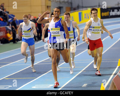 Andrew Osagie gewinnt das 800-Meter-Finale während der Aviva-Weltmeisterschaften und der UK-Meisterschaften am English Institute of Sport, Sheffield. Stockfoto