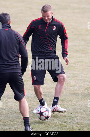 Fußball - AC Mailand Trainings- und Pressekonferenz - Milanello. David Beckham von AC Milan während einer Trainingseinheit in Milanello, Mailand. Stockfoto