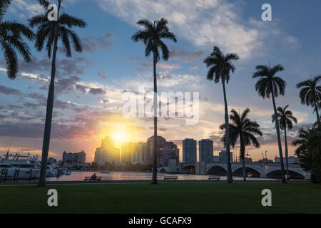 WEST PALM BEACH SKYLINE VOM LAKE DRIVE PARK PALM BEACH FLORIDA USA Stockfoto