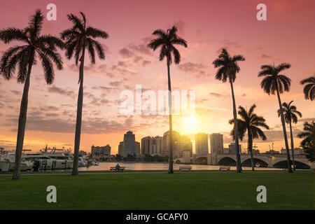 WEST PALM BEACH SKYLINE VOM LAKE DRIVE PARK PALM BEACH FLORIDA USA Stockfoto