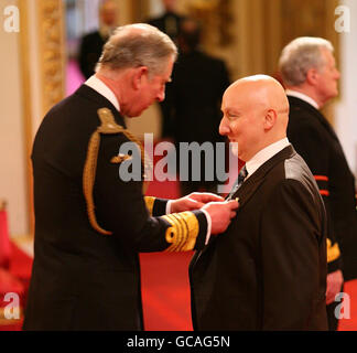 Milliner Stephen Jones erhält während der Investiturzeremonie im Buckingham Palace eine OBE vom Prince of Wales. Stockfoto