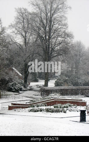 Ein Blick auf die Szene in Rugby, Warwickshire, nachdem heute Nachmittag starker Schnee gefallen war. Stockfoto