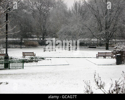 Winterwetter, 18. Februar. Ein Blick auf die Szene in Rugby, Warwickshire, nachdem heute Nachmittag starker Schnee gefallen war. Stockfoto