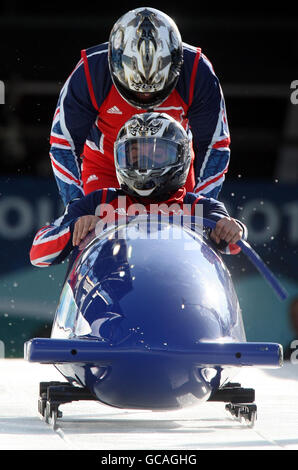 Das britische Two man Bobsleigh Team mit Fahrer John Jackson (vorne) und Bremser Dan Money bei einem Trainingslauf auf der Bobbahn im Whistler Sliding Center, Whistler, Kanada. Stockfoto