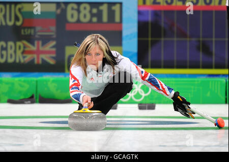 Die britische Eve Muirhead in ihrem Frauen-Curling-Spiel gegen Russland während der Olympischen Winterspiele 2010 im Vancouver Olympic Centre, Vancouver, Kanada. Stockfoto