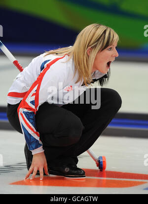 Die britische Eve Muirhead in ihrem Womens Curling Spiel gegen Russland während der Olympischen Winterspiele 2010 im Vancouver Olympic Centre, Vancouver, Kanada. Stockfoto