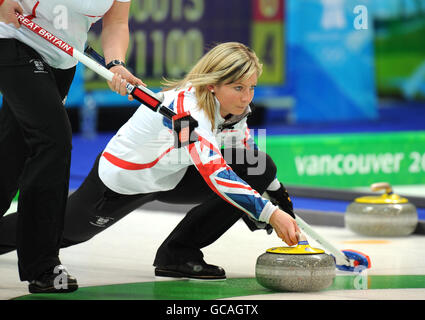 Die britische Eve Muirhead in ihrem Womens Curling Spiel gegen Russland während der Olympischen Winterspiele 2010 im Vancouver Olympic Centre, Vancouver, Kanada. Stockfoto