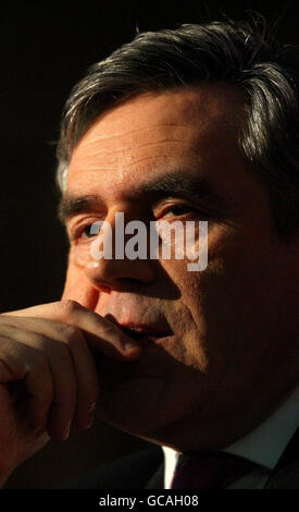 Premierminister Gordon Brown wartet darauf, auf der Konferenz zur progressiven Governance in Westminster, London, zu sprechen. Stockfoto