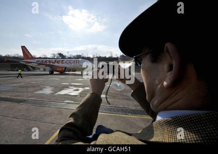 Ein Mann fotografiert am Flughafen Filton in Bristol ein easyJet Airbus A319, das den Namen Sir George White, Gründer der Bristol Airplane Company, erhielt, um 100 Jahre Luftfahrt zu feiern, als Sir George das Unternehmen im Februar 1910 am Standort in Filton gründete. Stockfoto