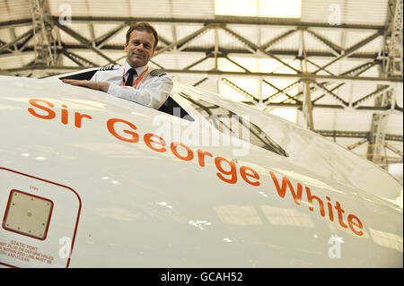 Ein easyJet-Pilot lehnt sich am Flughafen Filton, Bristol, aus dem Cockpit eines Airbus A319-Flugzeugs, das als Sir George White, Gründer der Bristol Airplane Company, benannt wurde, um 100 Jahre Luftfahrt zu feiern, als Sir George das Unternehmen im Februar 1910 am Standort in Filton gründete. Stockfoto