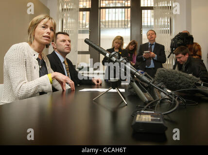 Kate und Gerry McCann sprechen auf einer Pressekonferenz im Zentrum von London nach einem Gerichtsurteil über die Berufung des ehemaligen Detektivs Goncalo Amaral gegen ihr Verbot seines Buches, in dem behauptet wird, ihre Tochter Madeleine sei tot. Stockfoto