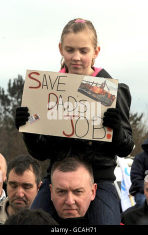 Hunderte von Stahlarbeitern und ihre Familien versammeln sich heute vor dem Stahlwerk Corus in Redcar, um gegen die Mottballing des Werks Teeside mit dem Verlust von bis zu 1,600 Arbeitsplätzen zu protestieren. Stockfoto