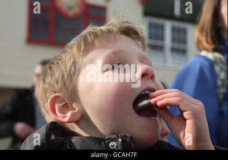 Essbare Insekten. Will Constantin, 6 Jahre alt, aus Surrey, probiert essbare Insektenprodukte bei Chessington World of Adventures, Surrey. Stockfoto