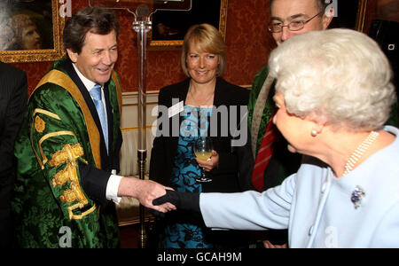 Queen Elizabeth II begrüßt den Sender Lord Bragg bei den Queen's Anniversary Prizes for Higher and Further Education im Buckingham Palace. Stockfoto