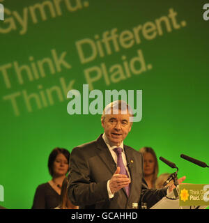 Der Leiter von Plaid Cymru, Ieuan Wyn Jones, spricht auf der Plaid-Konferenz im SWALEC-Stadion in Cardiff, Wales. Stockfoto