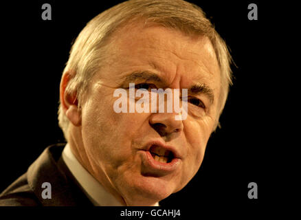 Der Leiter von Plaid Cymru, Ieuan Wyn Jones, spricht auf der Plaid-Konferenz im SWALEC-Stadion in Cardiff, Wales. Stockfoto