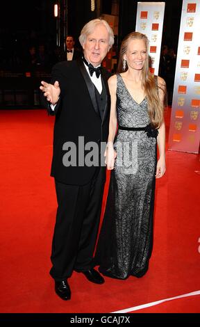 James Cameron und Suzy Amis kommen für die Orange British Academy Film Awards im Royal Opera House in London an. Stockfoto