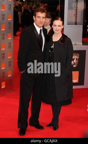 Clive Owen und Frau Sarah-Jane kommen für die Orange British Academy Film Awards im Royal Opera House, London. Stockfoto