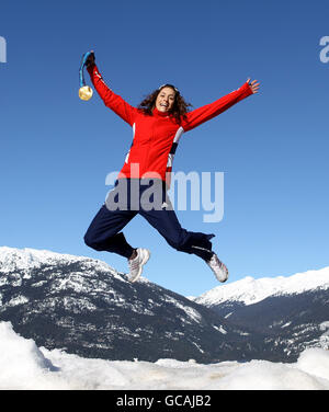 Die britische Amy Williams feiert mit ihrer olympischen Goldmedaille hoch in den Hügeln über Whistler Village, Kanada. Stockfoto