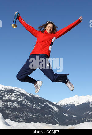 Die britische Amy Williams feiert mit ihrer olympischen Goldmedaille hoch in den Hügeln über Whistler Village, Kanada. Stockfoto