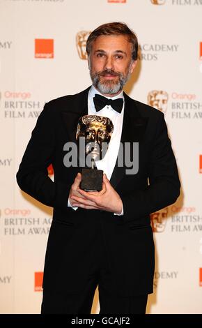 Christoph Waltz mit dem Preis für den besten Nebendarsteller, für Inglorious Basterds bei den Orange British Academy of Film Awards, am Royal Opera House, London, ausgezeichnet. Stockfoto