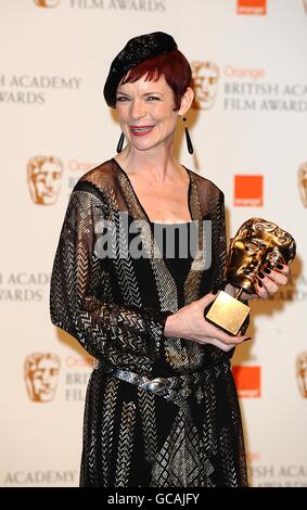 Sandy Powell mit dem Preis für das beste Kostümdesign, wurde für die Young Victoria bei den Orange British Academy of Film Awards im Royal Opera House, London, ausgezeichnet. Stockfoto