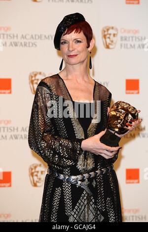 Sandy Powell mit dem Preis für das beste Kostümdesign, wurde für die Young Victoria bei den Orange British Academy of Film Awards im Royal Opera House, London, ausgezeichnet. Stockfoto