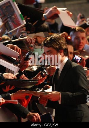 Robert Pattinson gibt Autogramme, als er bei den Orange British Academy Film Awards im Royal Opera House, Covent Garden, London ankommt. Stockfoto