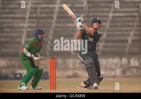 England Kapitän Alastair Cook während ihres Tour-Spiels im Khan Shaheb Osman Ali Stadium, Fatullah, Bangladesch. Stockfoto