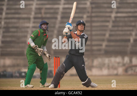 England Kapitän Alastair Cook während der Tour-Spiel im Khan Shaheb Osman Ali Stadium, Fatullah, Bangladesch. Stockfoto