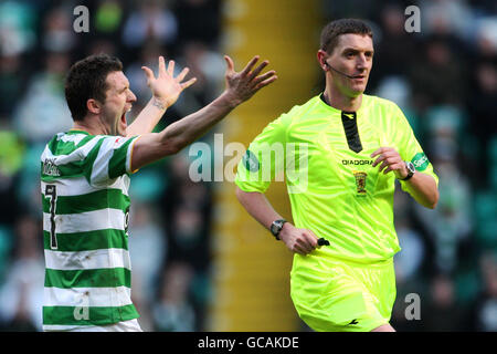 Fußball - Clydesdale Bank Premier League - Celtic / Dundee United - Celtic Park. Robbie Keane, Celtic gebucht von Craig Thomson, Referee Stockfoto